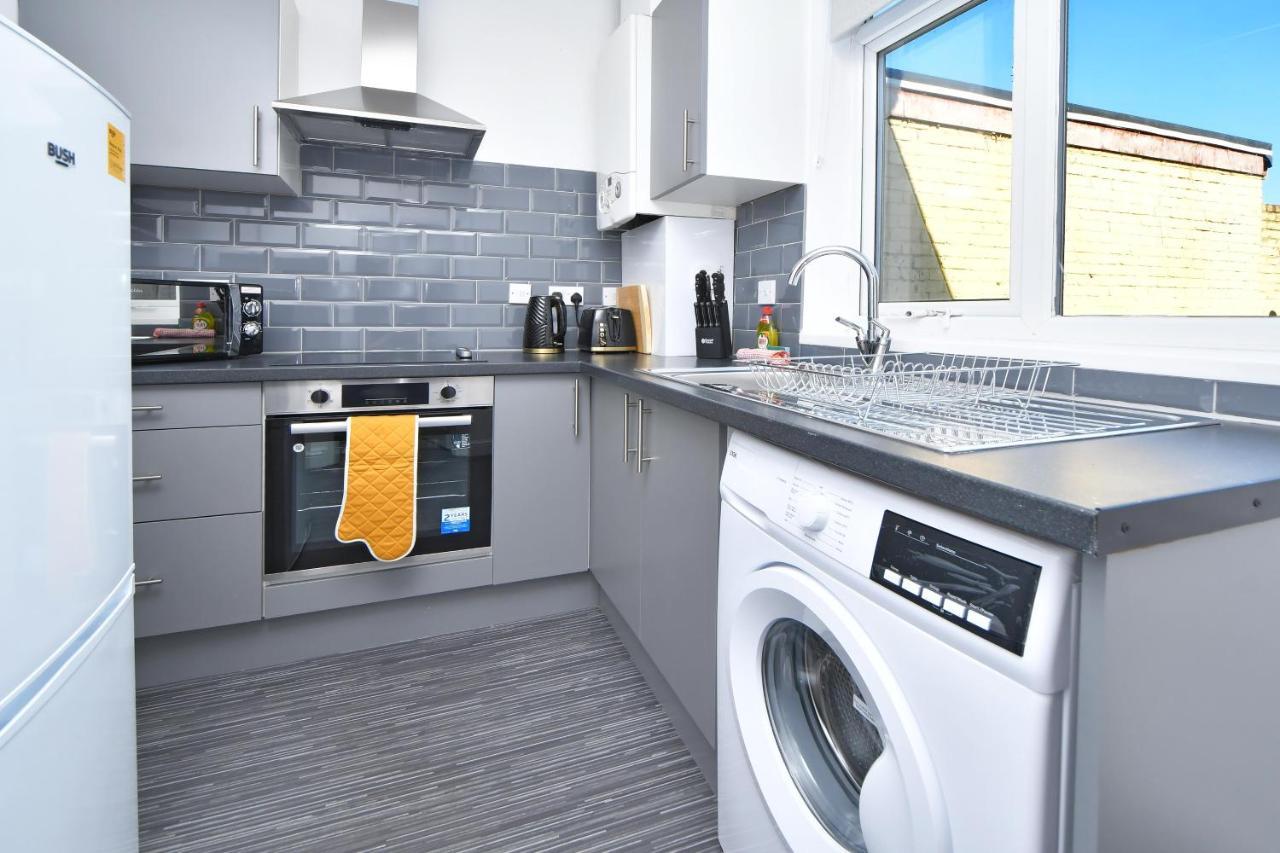 Lily House By Yourstays - Cosy 3 Bedroom House In Crewe Exterior foto
